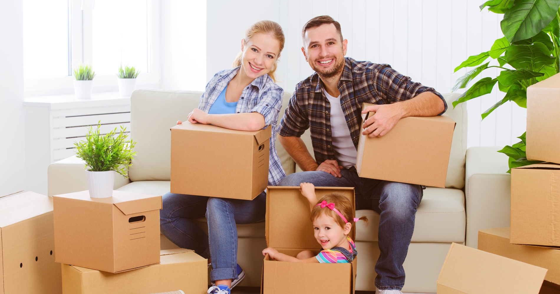 Фотосессия в квартире. Ипотека. Speed packers and movers. Заезжают в новую квартиру. Огромная коробка.